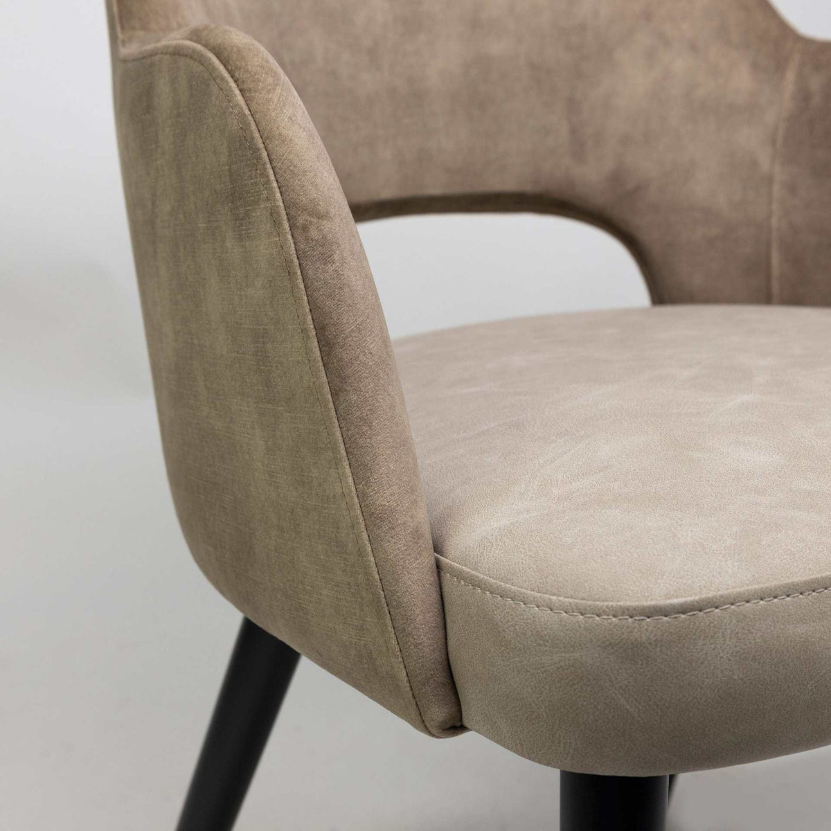 Olsen Armstoel – Latte