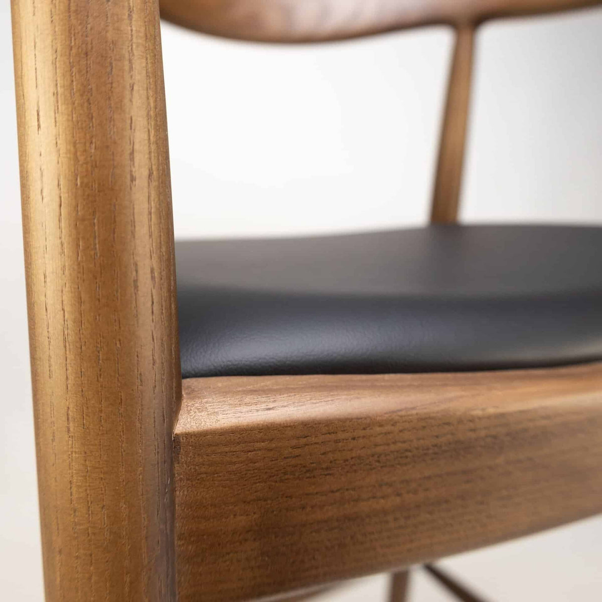 Nordic Barkruk – Essenhout – Zwart PU Leder