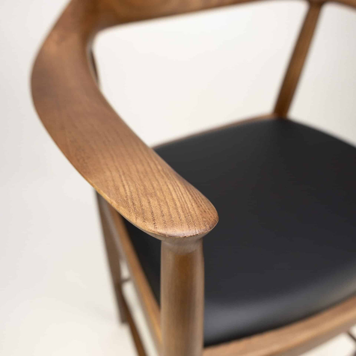 Nordic Barkruk – Essenhout – Zwart PU Leder