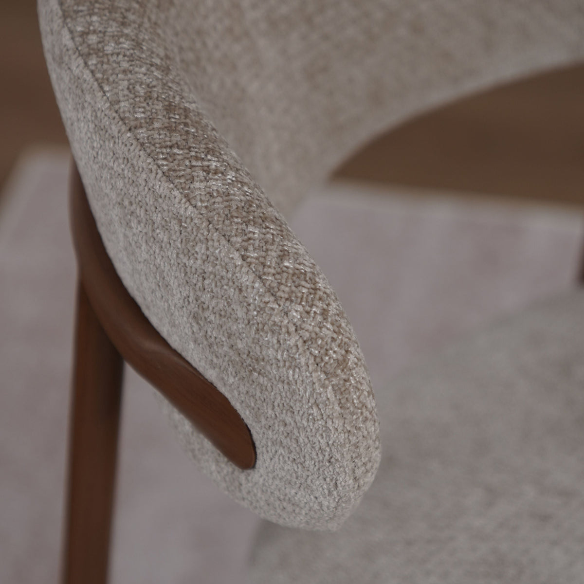 Kiara Eetkamerstoel - Beige Chenille - Walnoot